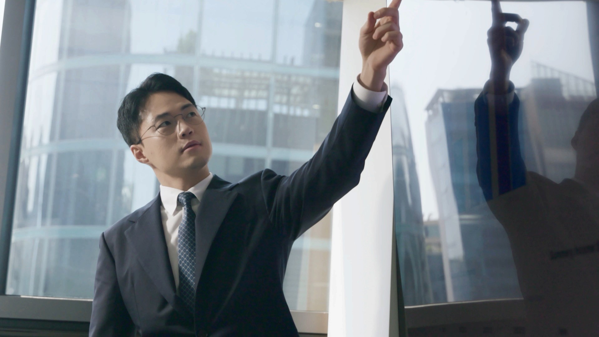 더블유엠디(WMD) 이제민 대표가 기업 매각 및 M&A 전략 프레젠테이션을 하고 있다.