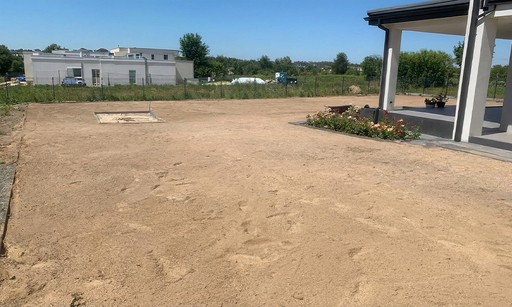 Działka bez trawnika