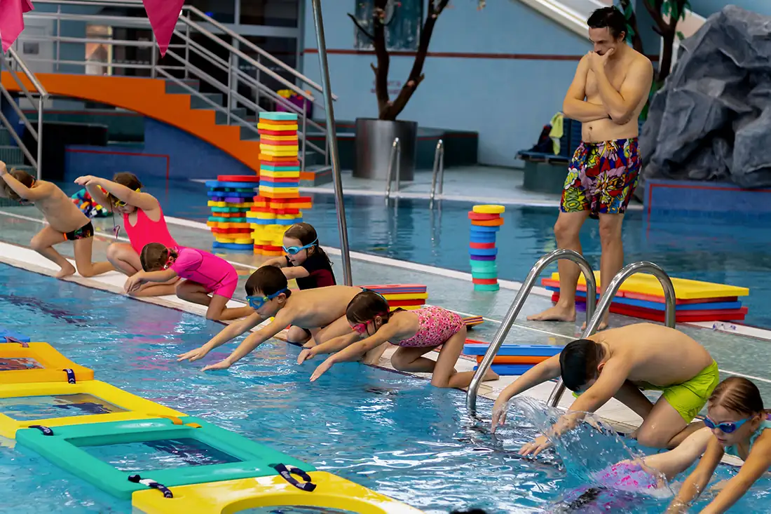 deti skakajici sipku do bazenu