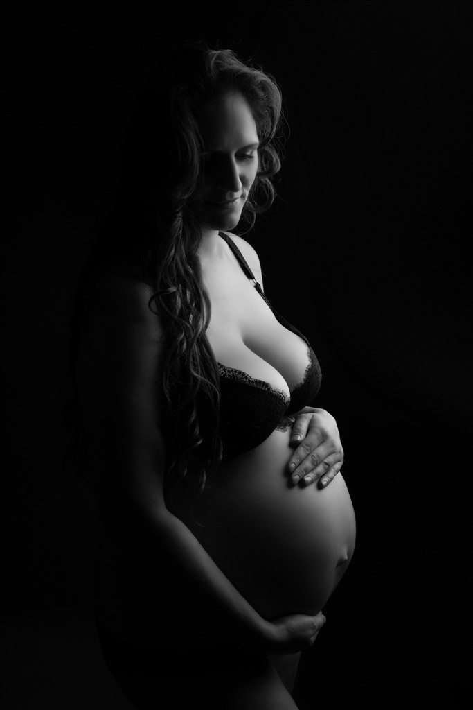 Umělecká těhotenská silueta v černobílém zpracování, profesionální těhotenské focení Praha