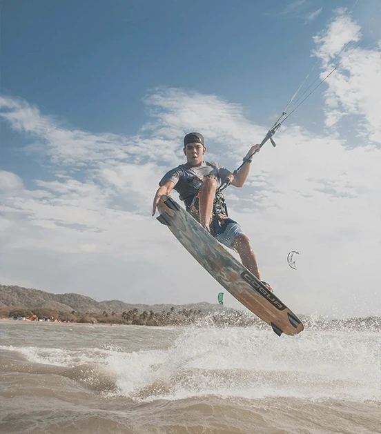 Homme fait saut avec kitesurf