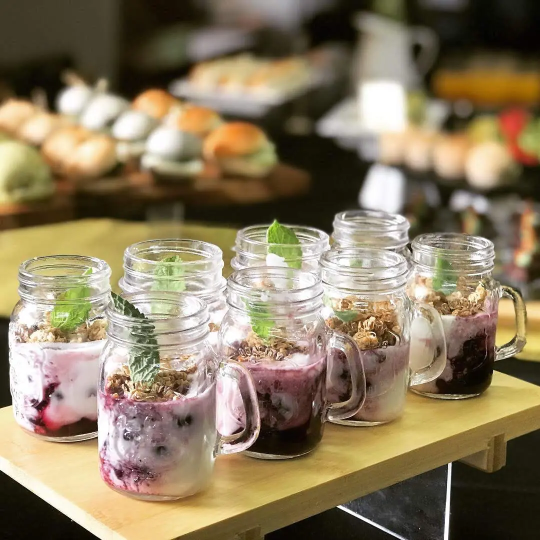 Coffee Break Saludable con brochetas de fruta fresca, jugos naturales y bocados integrales para eventos.