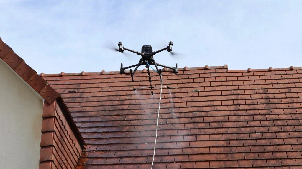 drone qui asperge un toit de fongicide