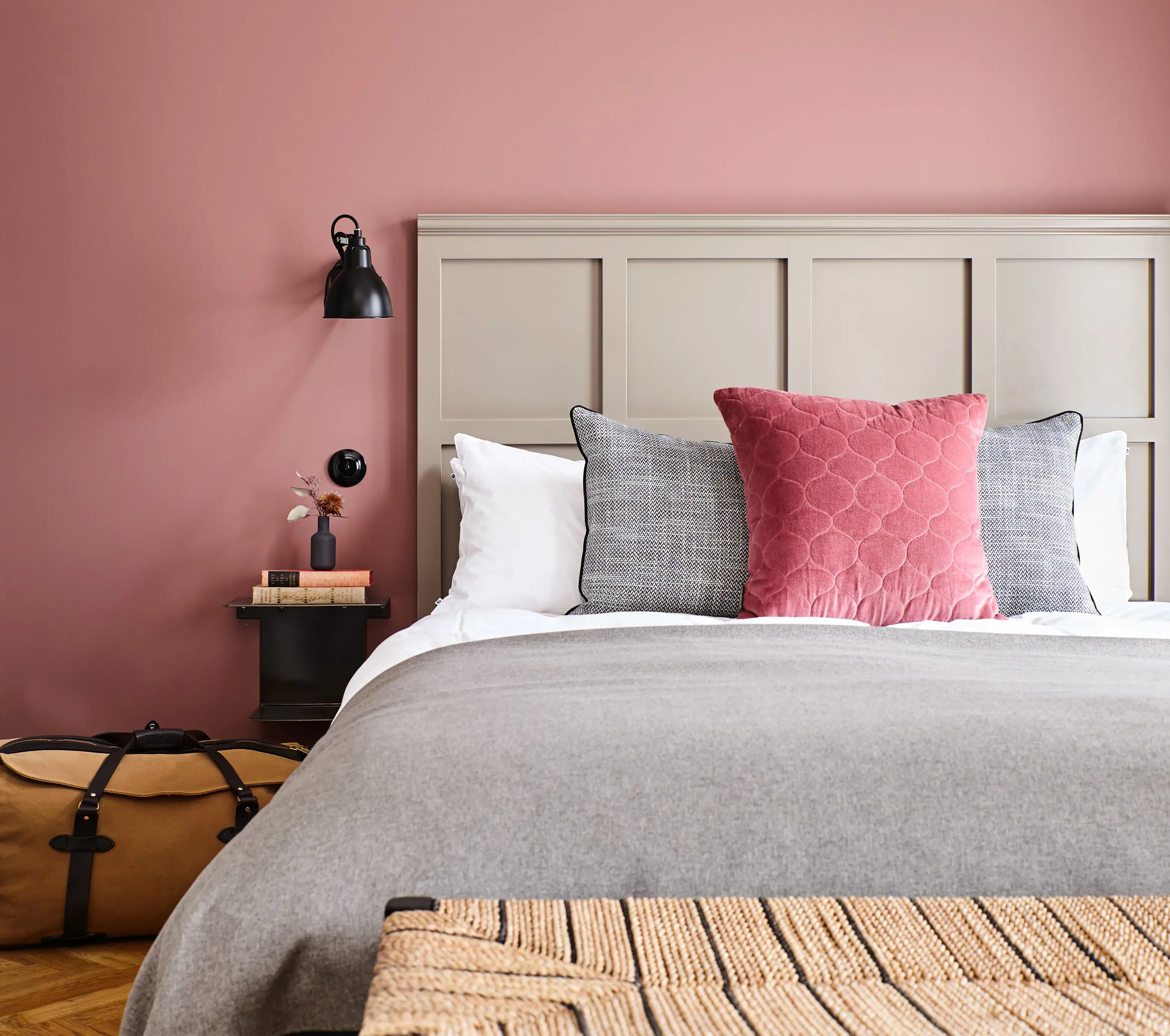 interrior of bedroom with 3 pillow and comfy interrior