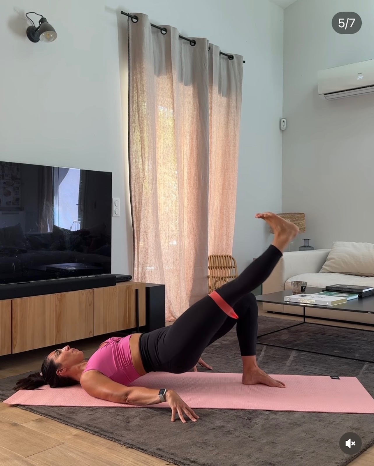 Exercice pour muscler ses fessiers : le Banded Bridge Kick.