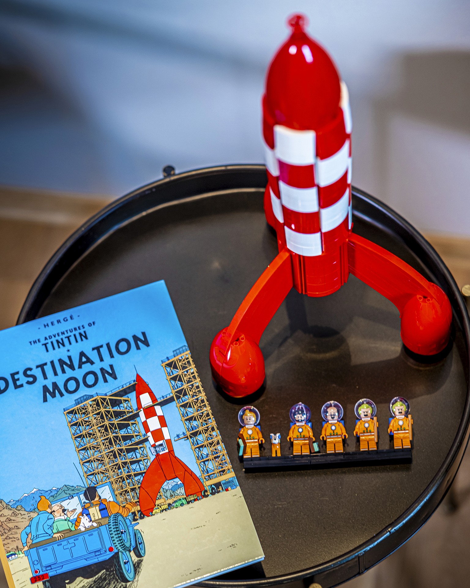 Tintin® månerakett med minifigurer og tegneseriealbumet Månen tur-retur