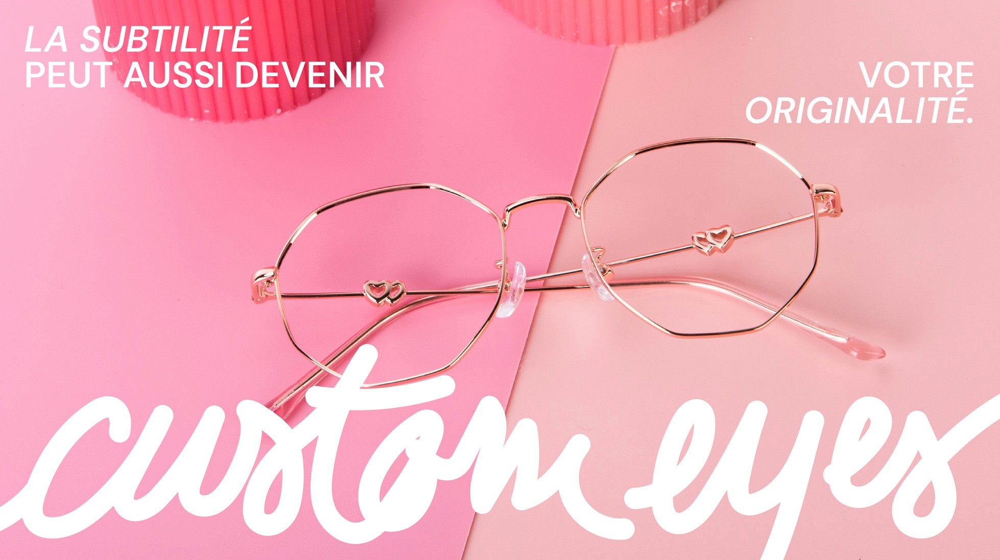 Logo Custom Eyes. La subtilité peut aussi devenir votre originalité. (Photo d'une paire de lunettes originales).