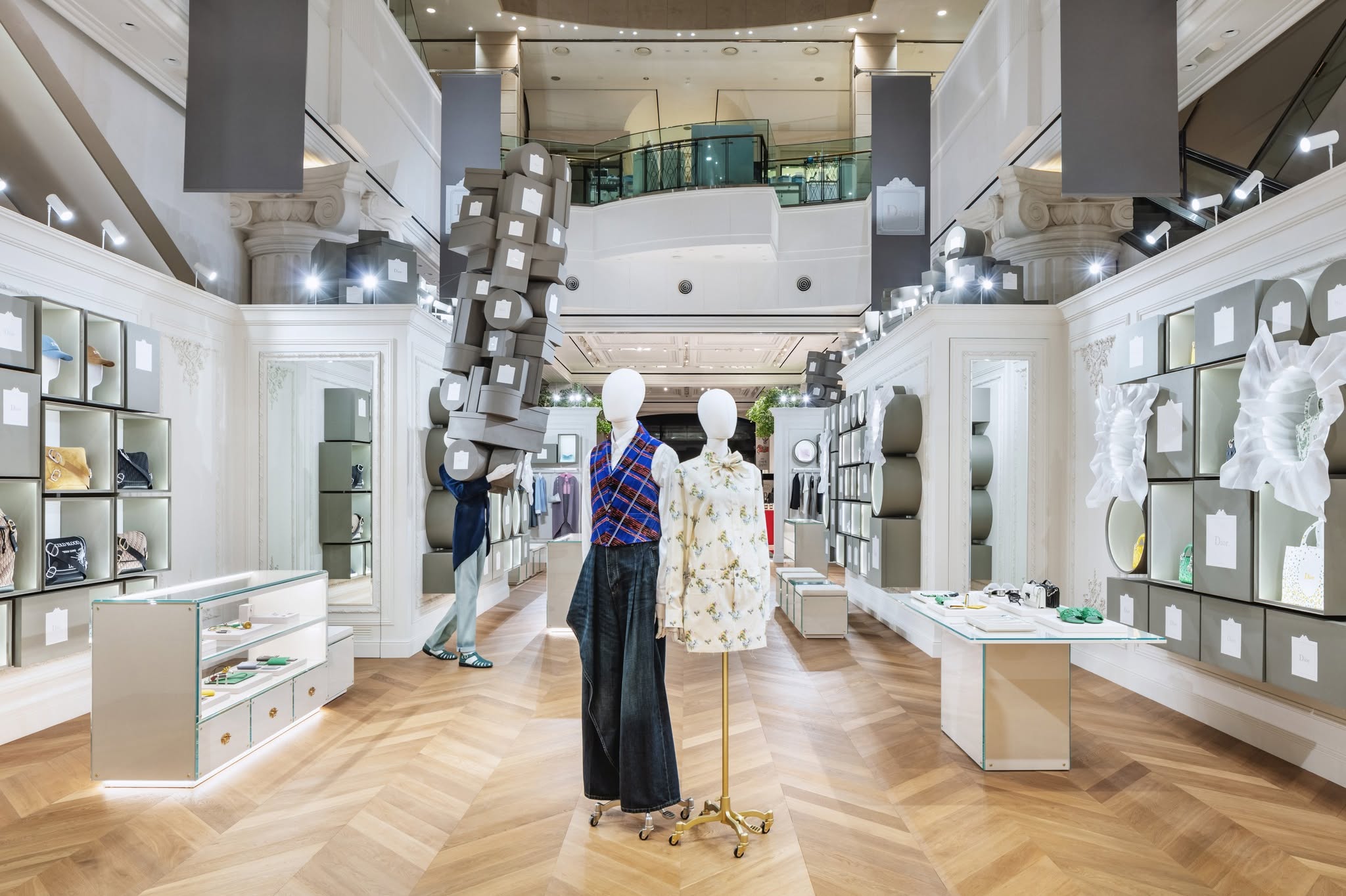 신세계 강남 Dior 팝업 공간 전경, 천장까지 적층된 Dior 박스 대형 조형물과 벽면 박스 설치, 패션 브랜드 VMD 조형물 설치 전문 스튜디오 Team Lorem