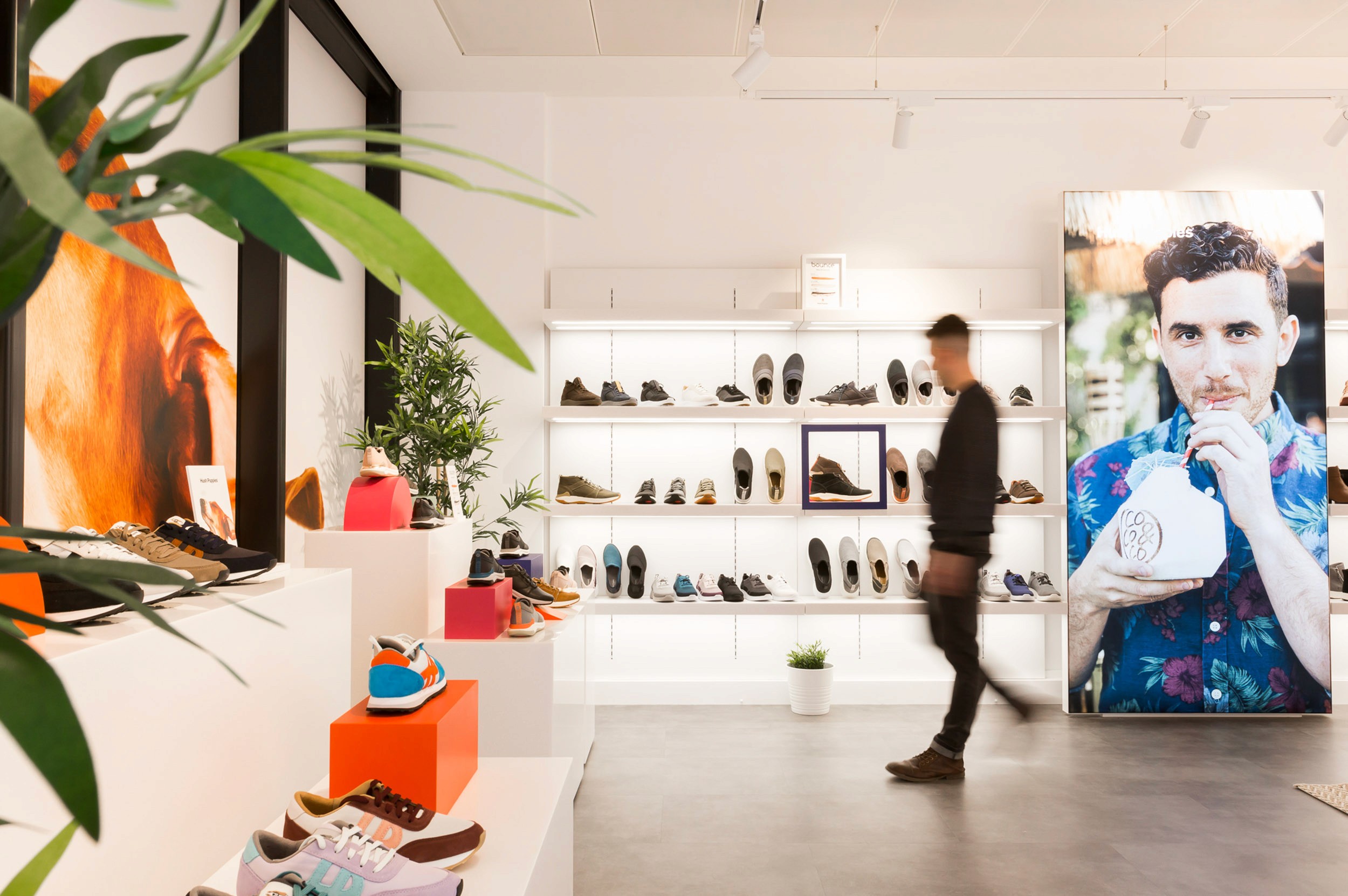 A welcoming showroom designed to showcase products through immersive brand environments, flexible displays and contemporary commercial interior design.