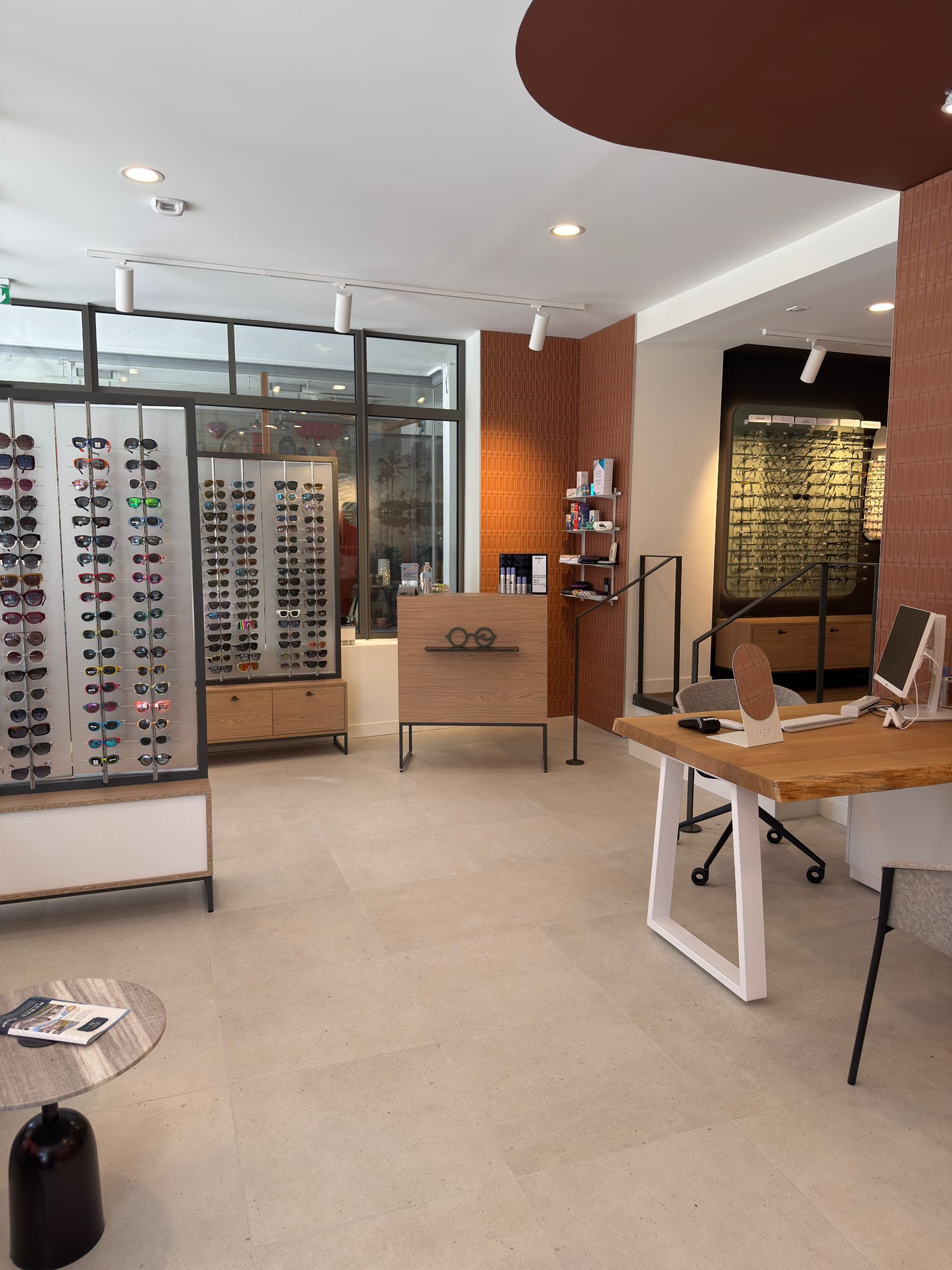 Intérieur de la boutique d'optique La Lunetterie Paimpolaise à Paimpol
