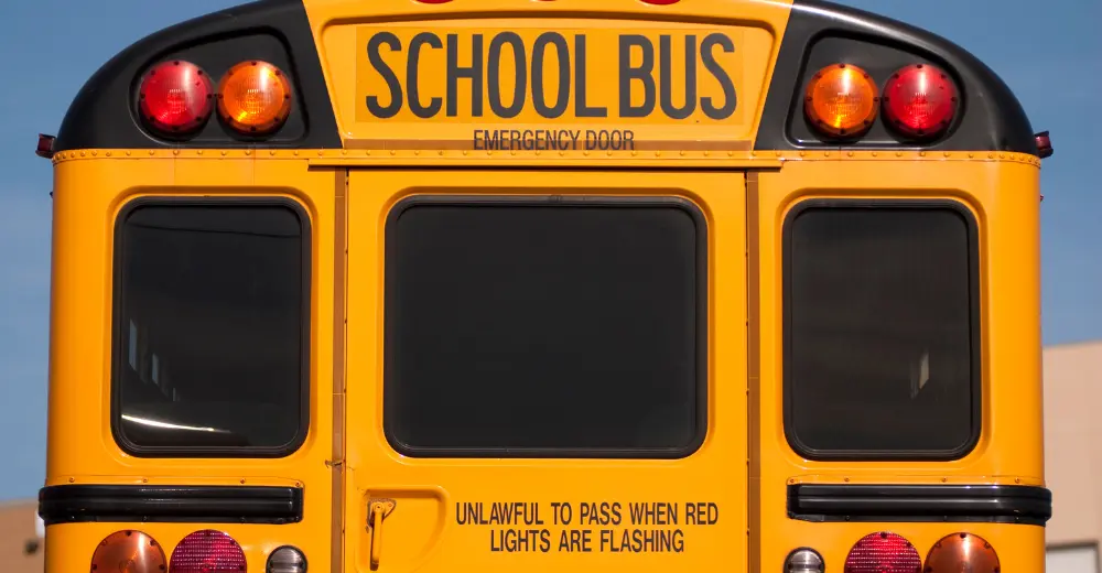 Bus scolaire jaune transportant des élèves vers leur High School au Canada avec STUDWAY.