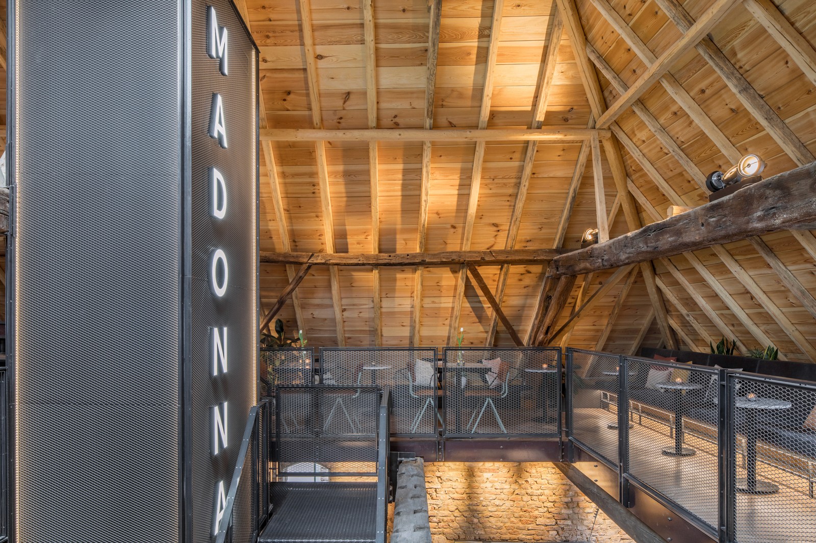 Positive Space, Madonna - zolder zijkant