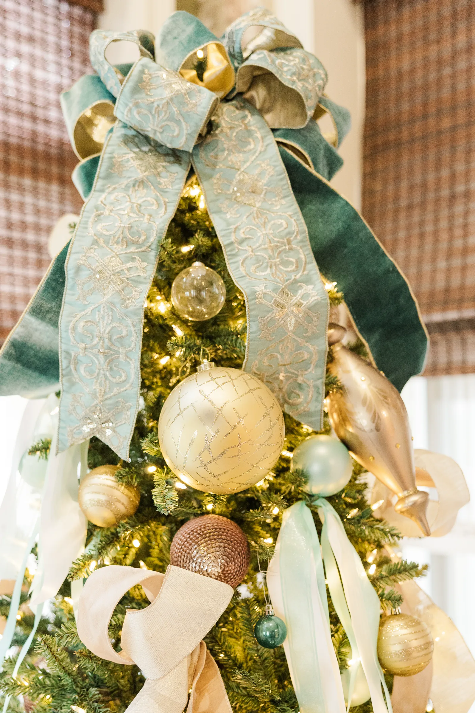 Luxury table setting by Sarah Overall Events with pink embroidered napkins, gold-rimmed plates, floral arrangements, and personalized menus in Shreveport.