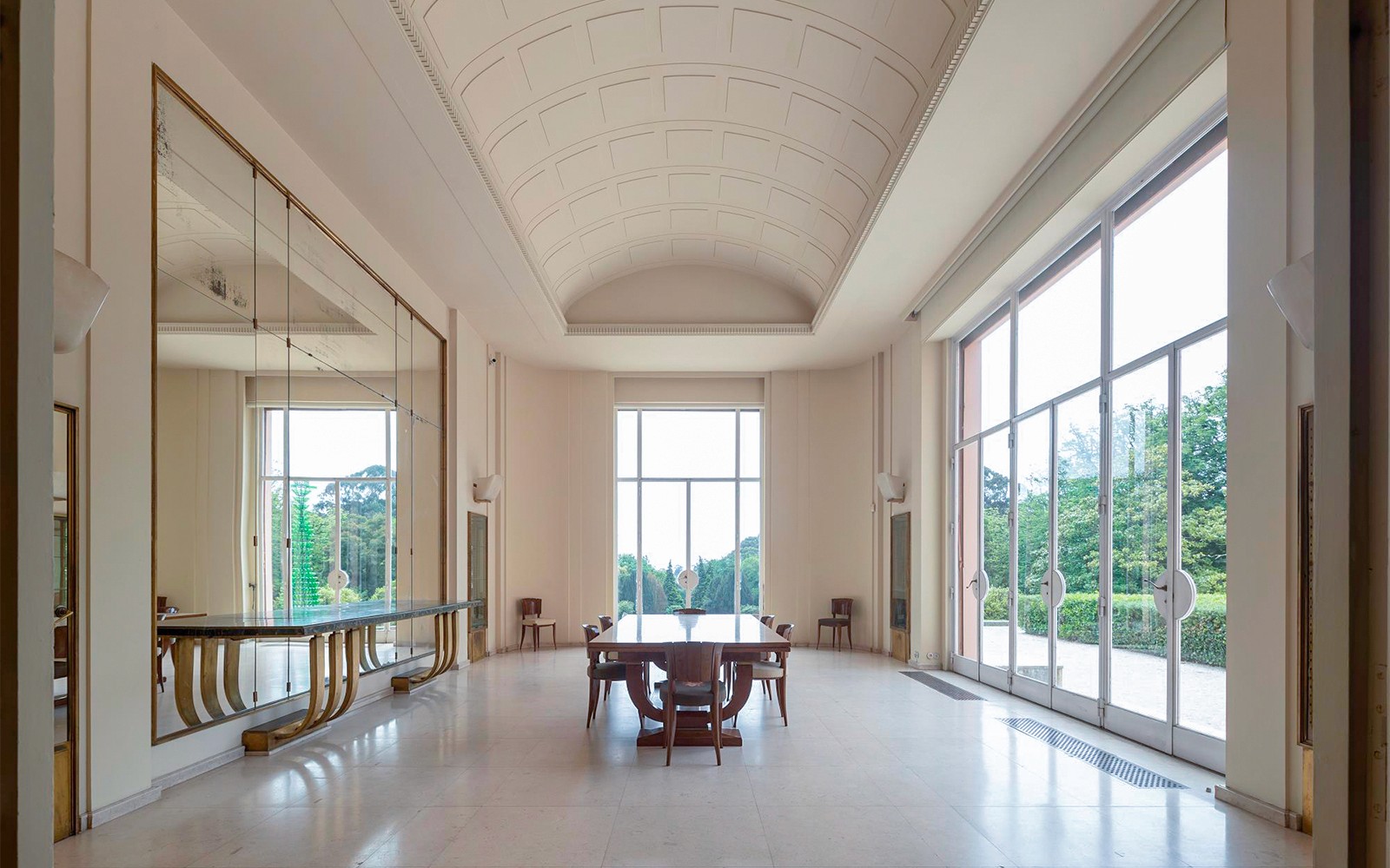A Serralves Múzeum belső tere nagy ablakokkal és elegáns bútorokkal Porto városában, Portugáliában.