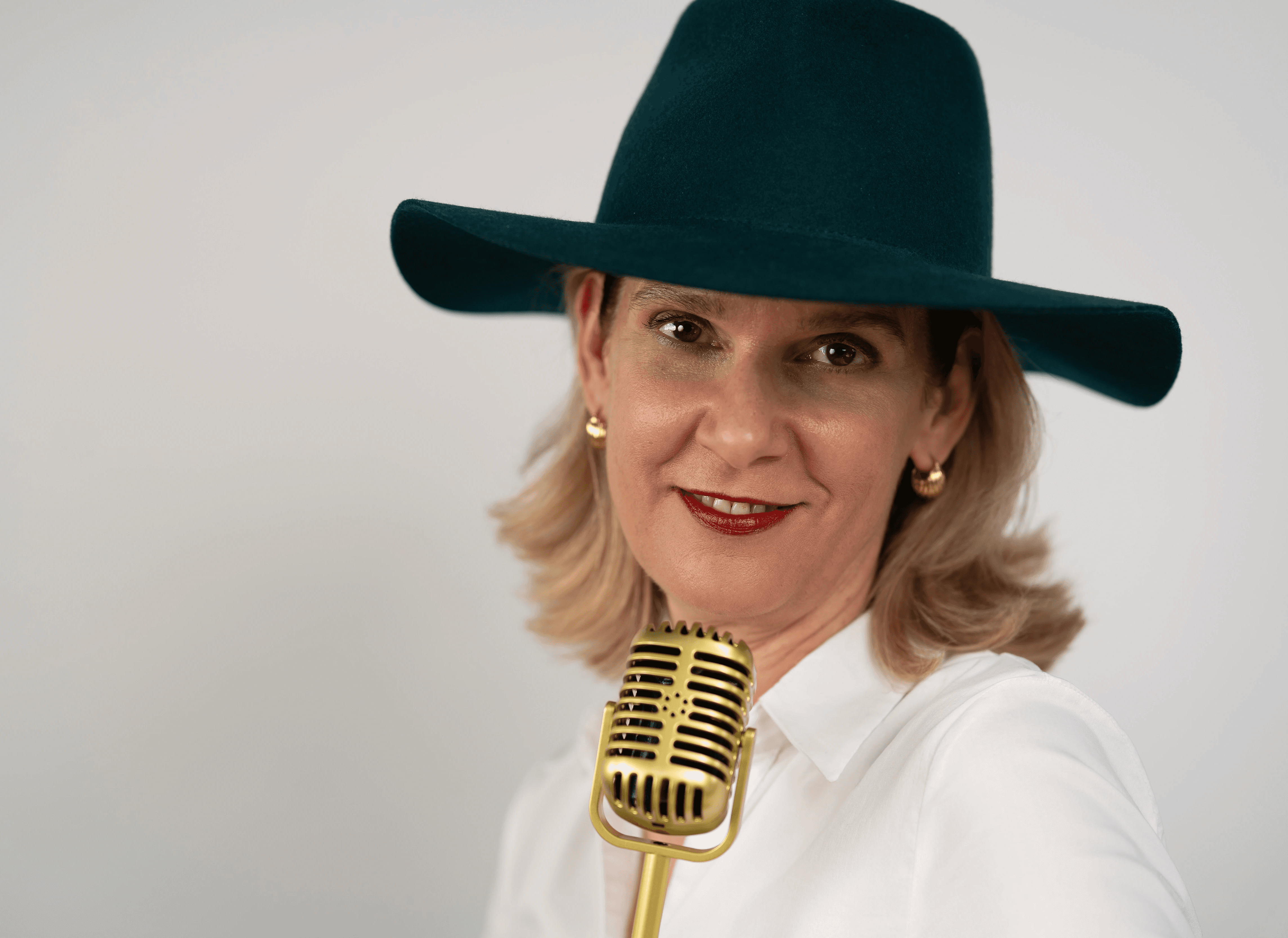 Vocal Coach Danielle Zuber mit Mikrofon – gezieltes Stimmtraining und richtiges Üben für eine gesunde und sichere Stimme.