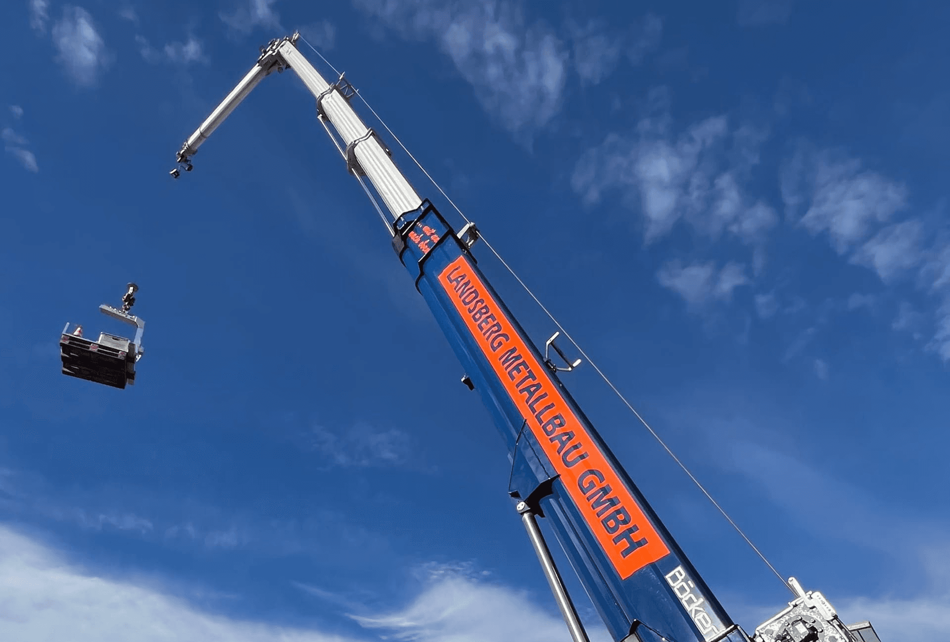 Ausgefahrener Anhängerkran mit 36m Länge mieten in Bonn und Köln - Metallbau Landsberg