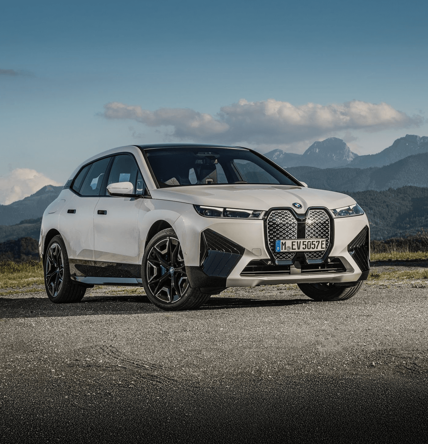 Sedan Volkswagen Virtus preto, destacando a possibilidade de adquirir um carro moderno pelo consórcio Klubi com parcelas que cabem no bolso.