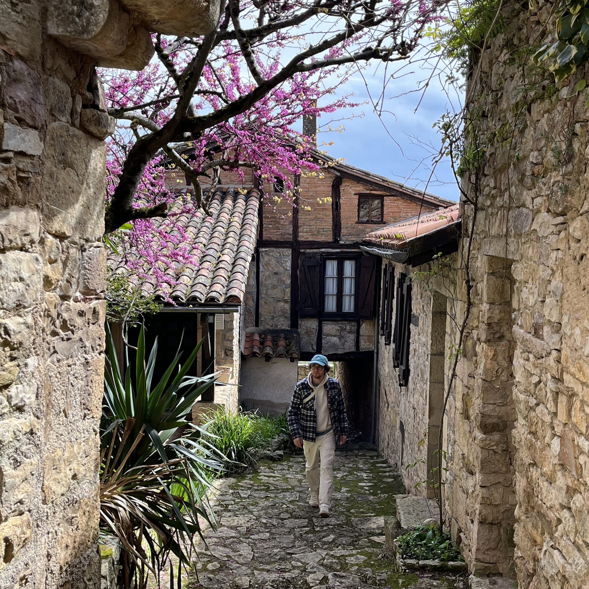 Waking around serene old towns around Toulouse