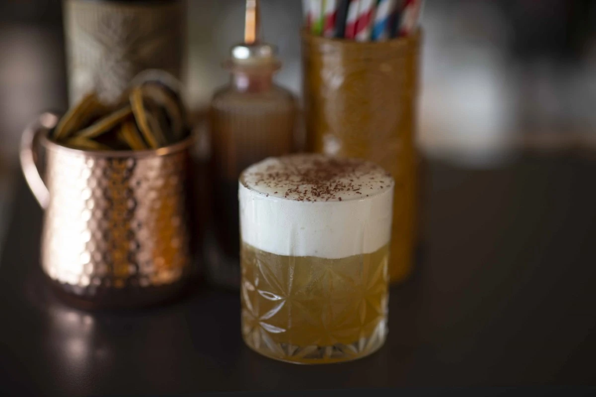 Nowoczesne atrakcje weselne – barman na mobilnym barze.