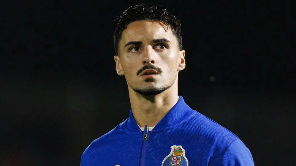 Stephen Eustáquio deixa FC Porto e reforça o Swansea de Vítor Matos