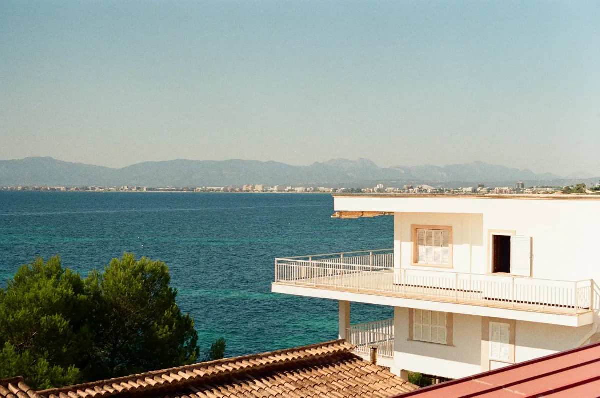 Edificio de apartamentos junto al mar en la costa mediterránea: seguro de hogar para una segunda residencia