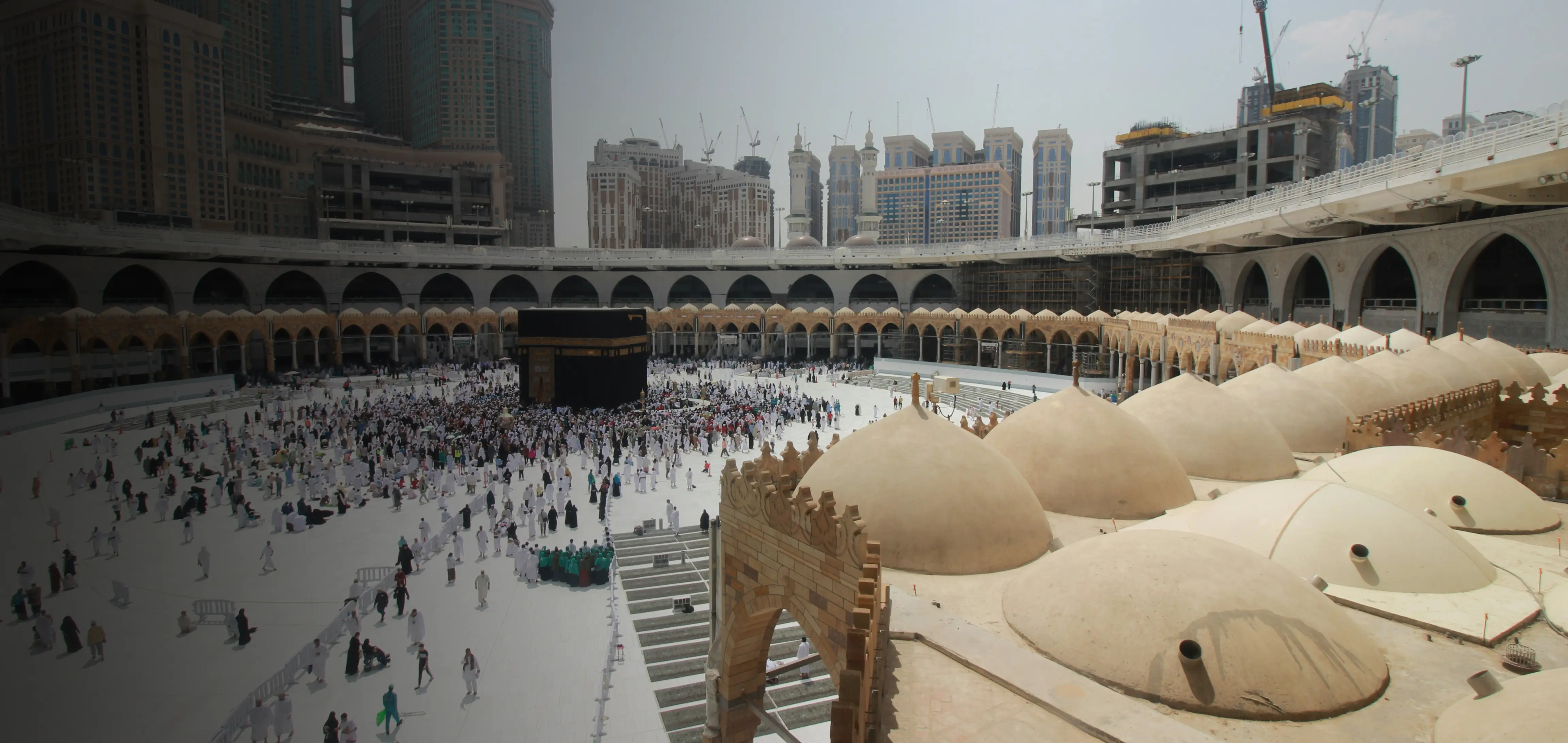 Pelgrims die de sa'i verrichten tussen safa en marwah in Mekka