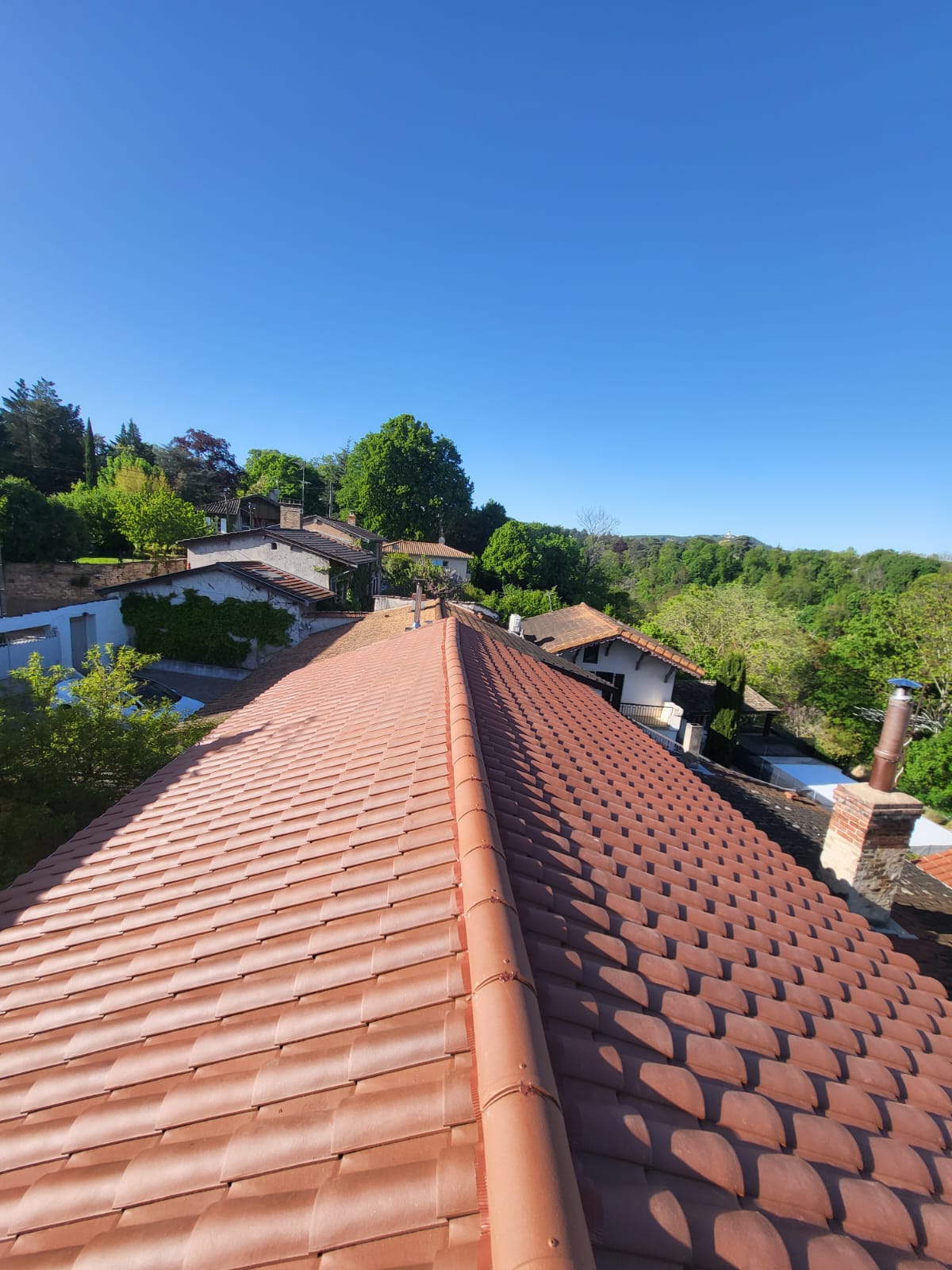 Couvreur Lyon intervenant sur une toiture en tuiles