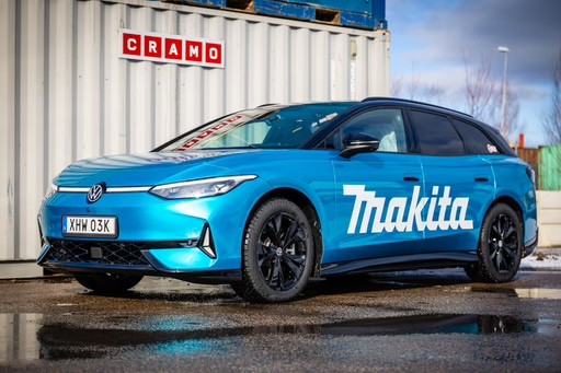 Folierad VW ID.4 i Makitas turkosa färg med 4Signs bildekor.