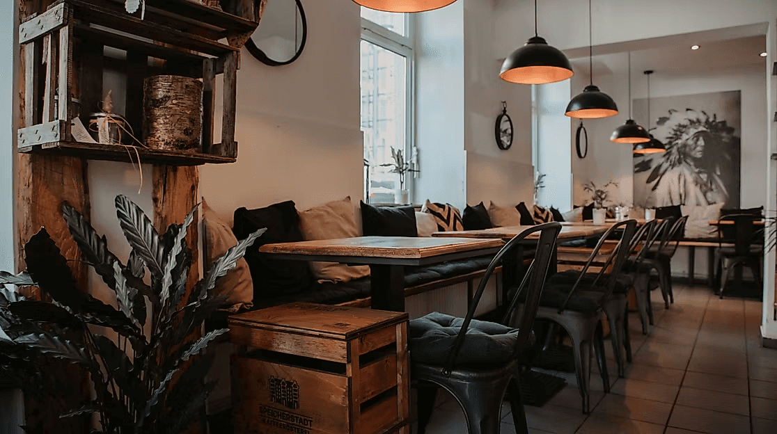 Gemütlicher Innenraum mit Fensterfront