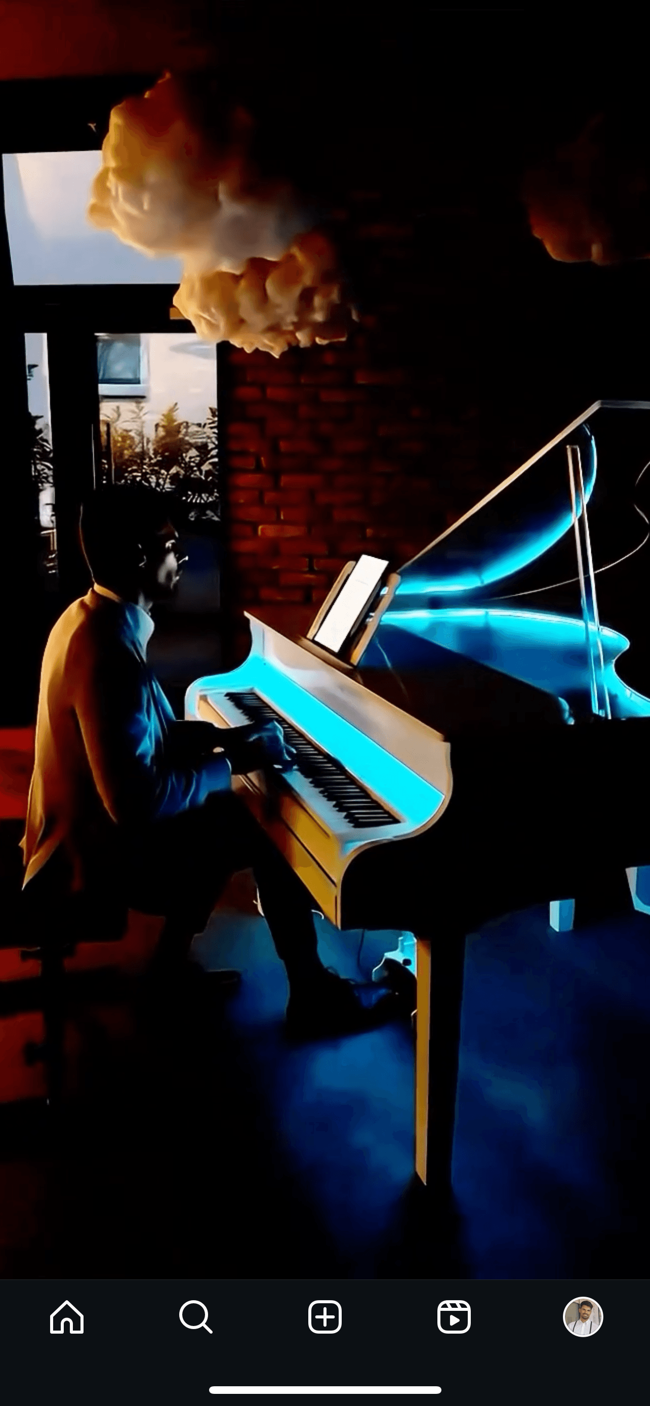 Pianist Sandro Dalfovo mit einem beleuchteten Flügel