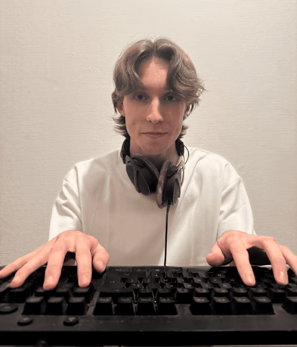 Photo de Yannis en pleine programmation de site internet