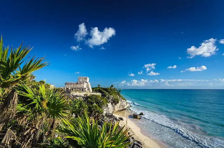 Desarrollo residencial en Tulum, Riviera Maya — entorno selvático y arquitectura contemporánea