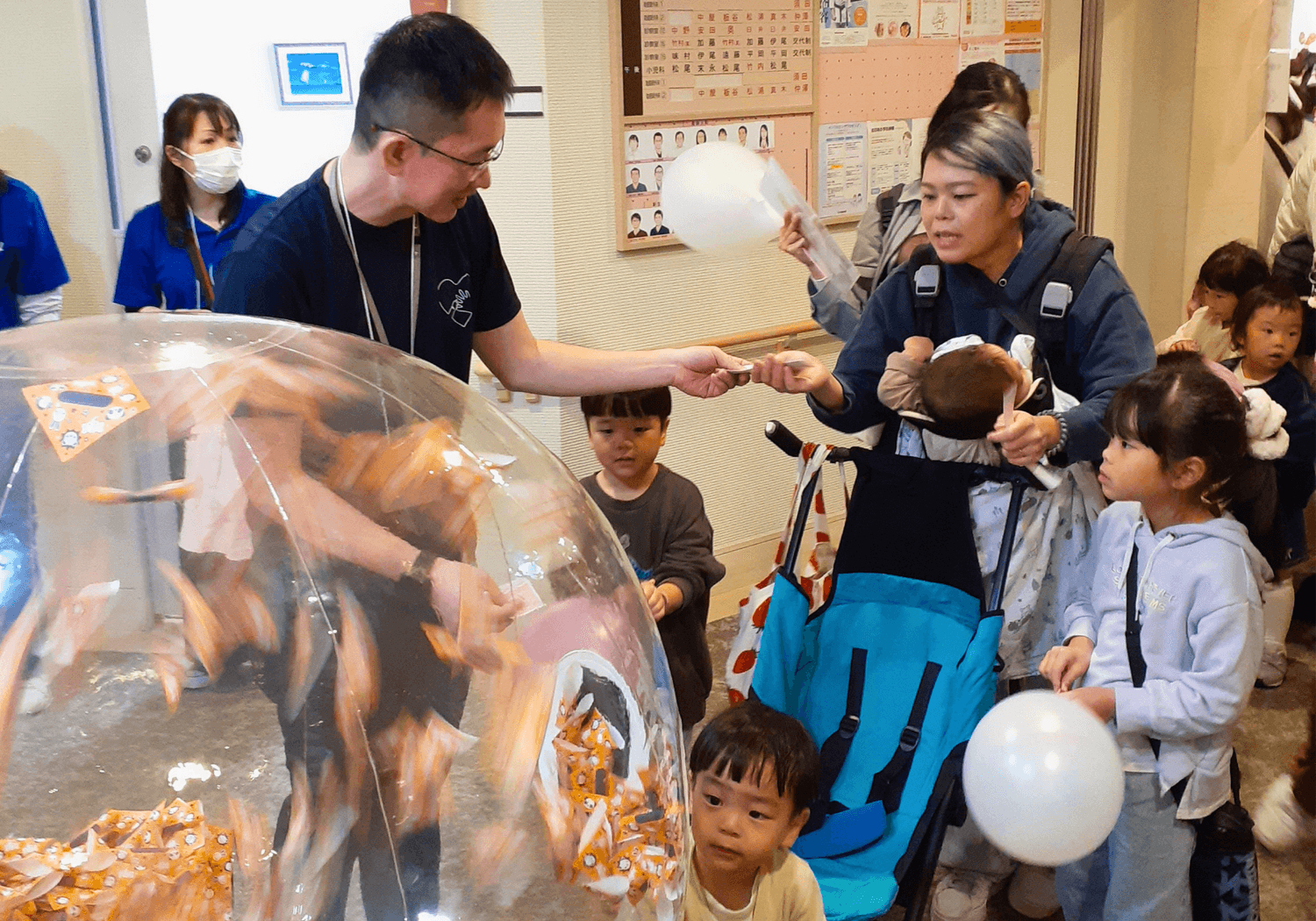 地域の方とお祭りで談笑する伊尾紳吾先生