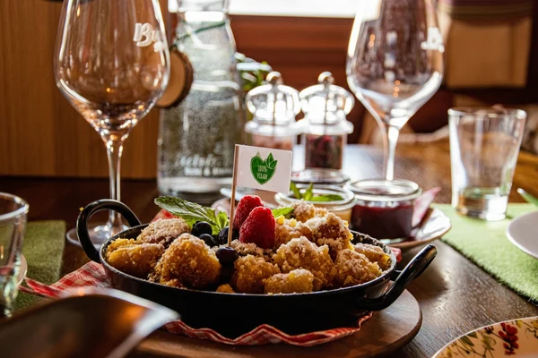 Ein Bild von einem frisch servierten Kaiserschmarrn.