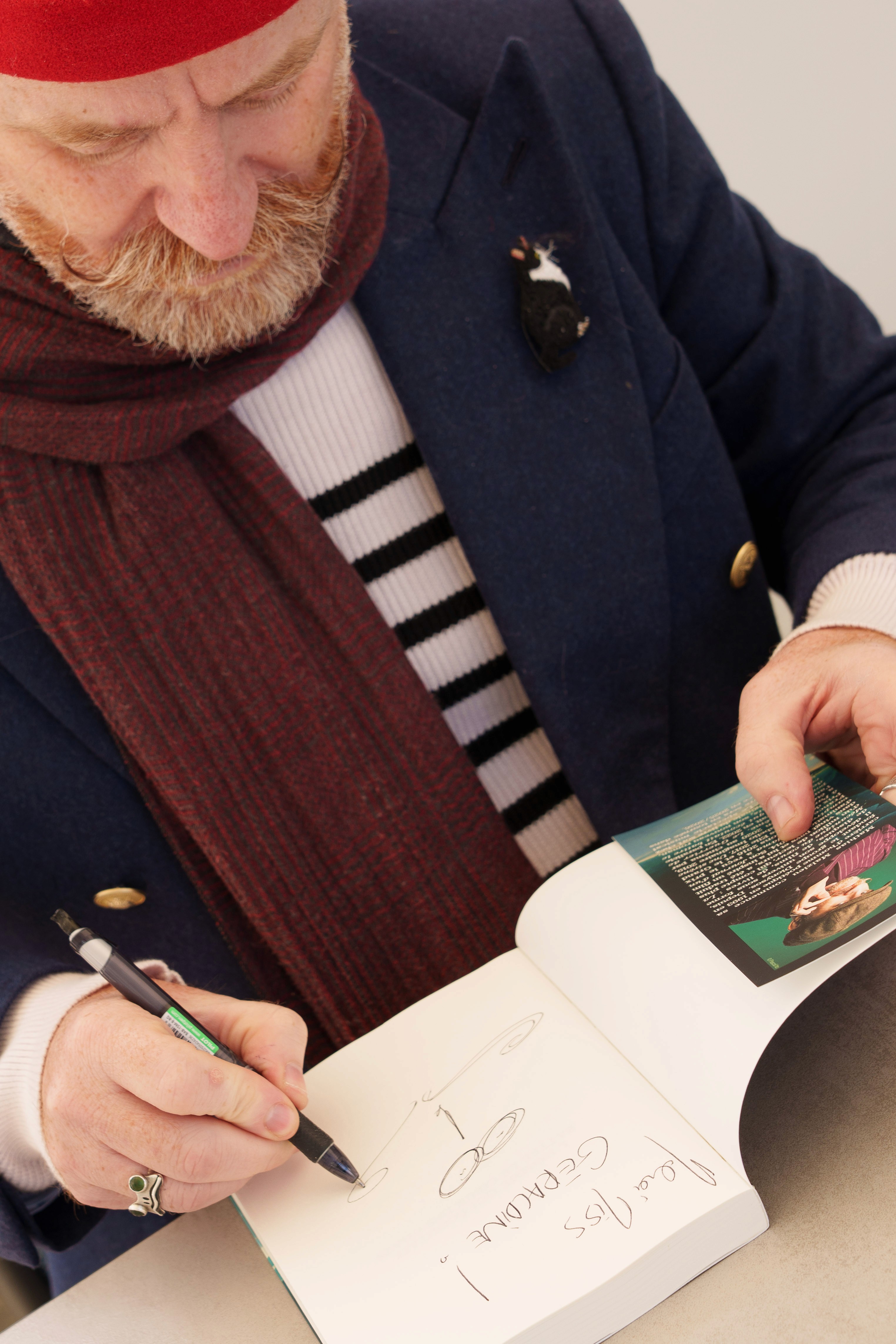 Portrait homme écrivain signant autographes 2