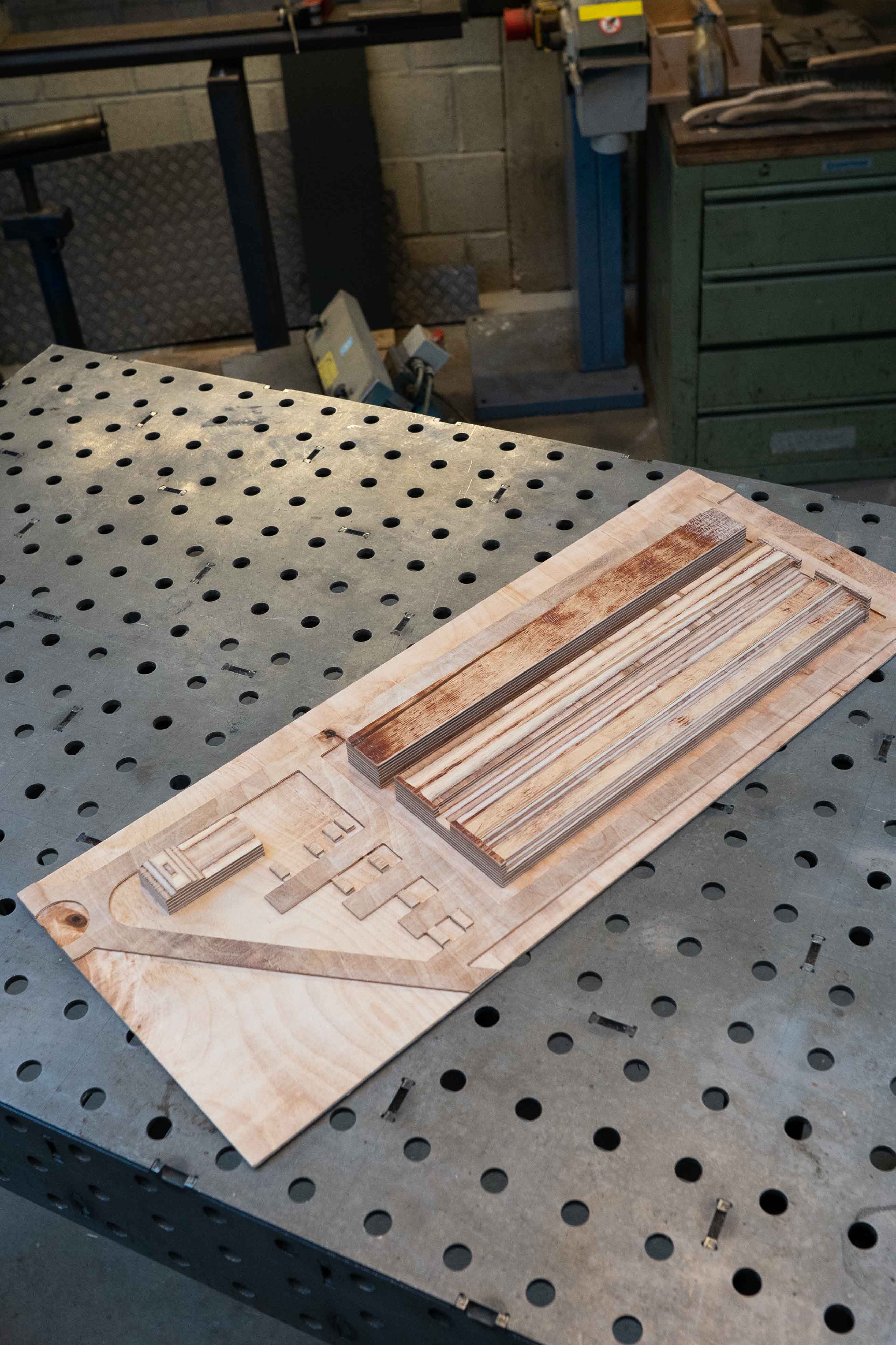 Wellen-Akustiklampe an der Decke montiert, effektive Raumakustik und modernes Design