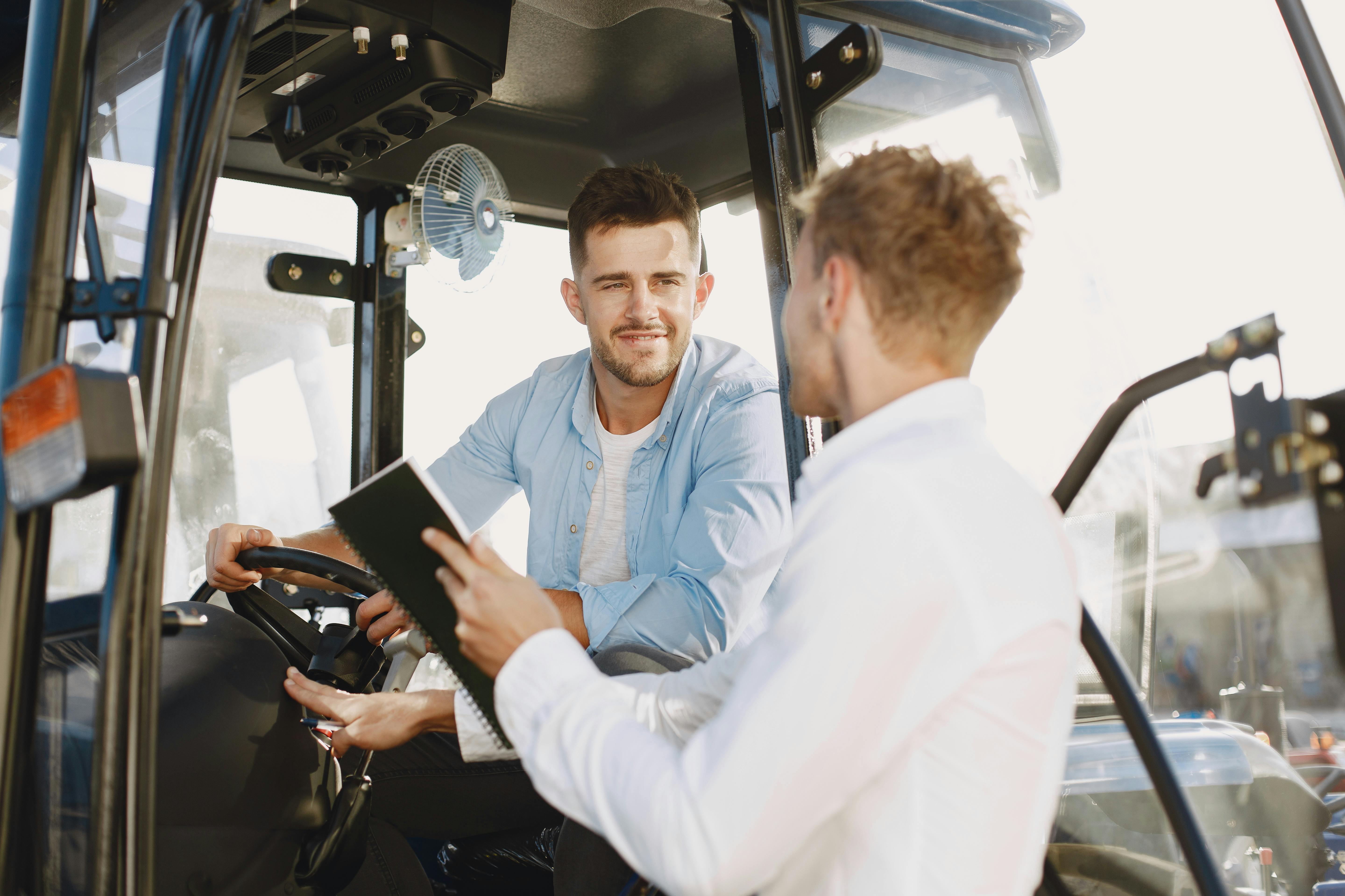 Équipes de conducteurs accompagnés dans la transition vers une flotte électrique d'entreprise par Fleeti.