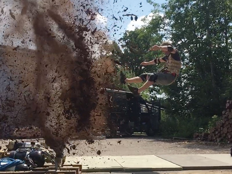 Ratchet stunt for „Trautmann“: Tobi Deckert ripped through the air by the explosion