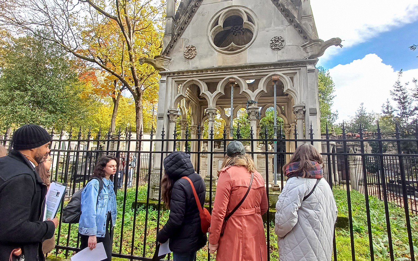 游客在法国巴黎游览拉雪兹神父公墓的小径。