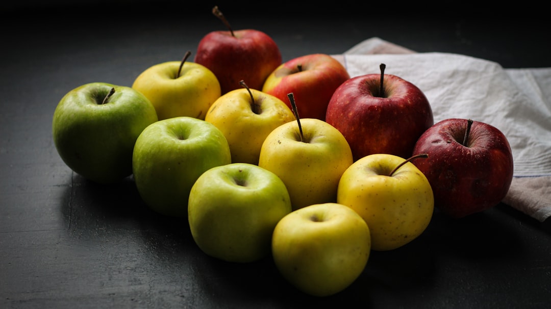 a group of apples sitting on top of a table