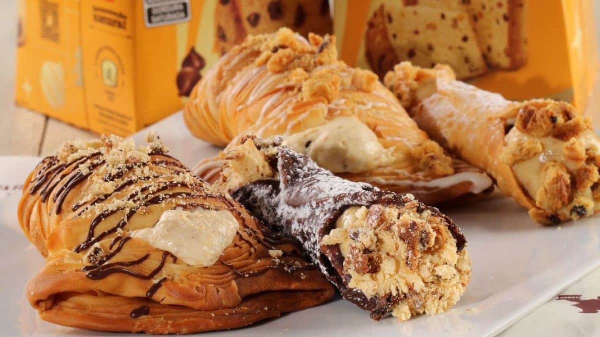 Bauducco e Carlo’s Bakery lançam collab natalina com clássicos recheados