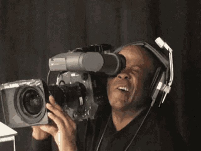 Sceneryykth: Cameraman with Two Cameras
