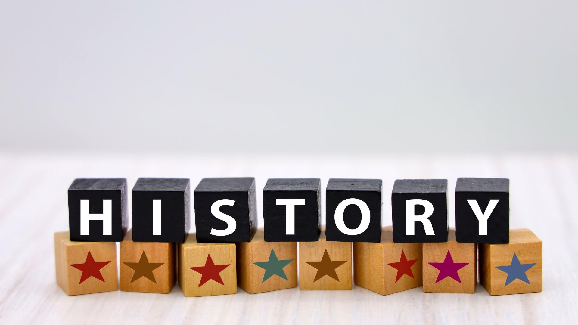 HISTORYと書かれたブロック