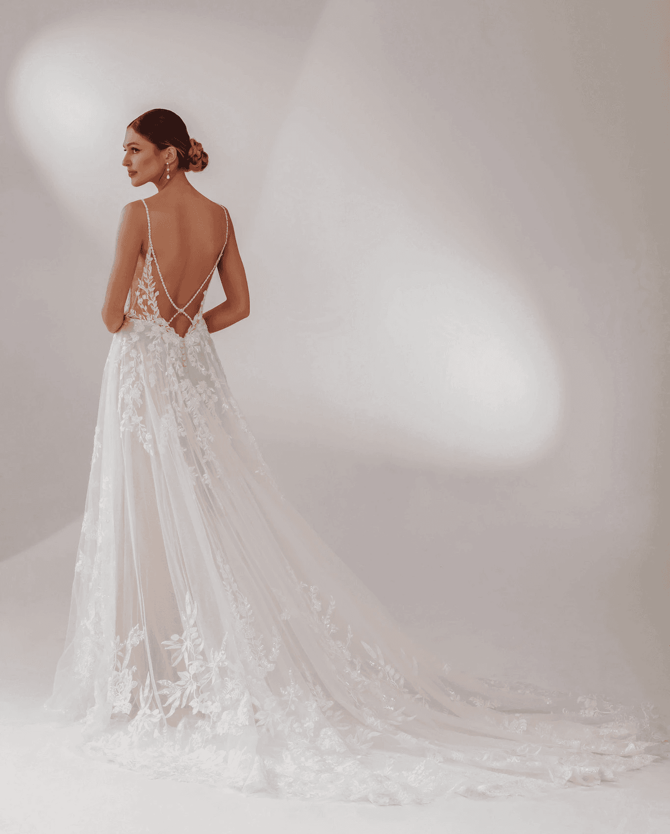 Brautkleid mit tiefem Rückenausschnitt und floraler Spitze