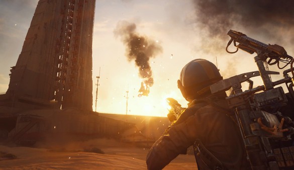 Explosion spectaculaire dans ARC Raiders PC : un joueur observe un véhicule détruit dans le désert, avec une tour de lancement et une lumière dorée dramatique.