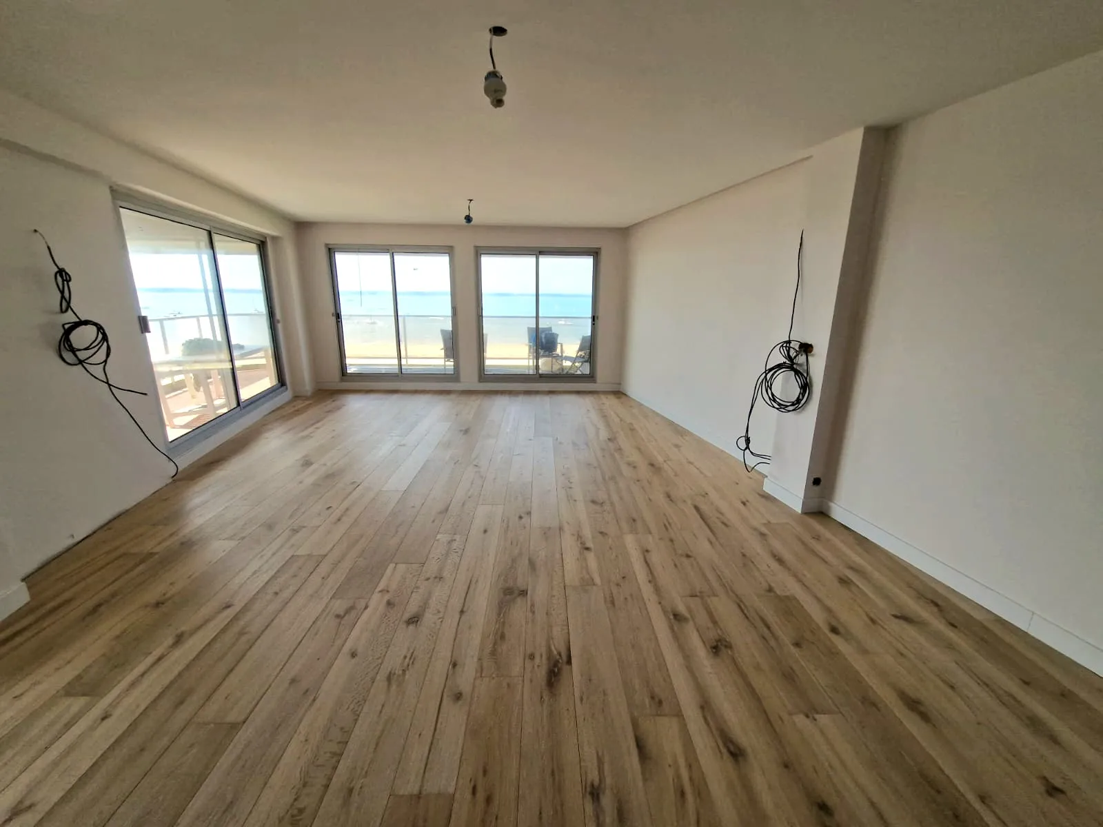 Parquet massif en chêne à lames droites poncé et vitrifié par Aliénor Parquet à Bordeaux