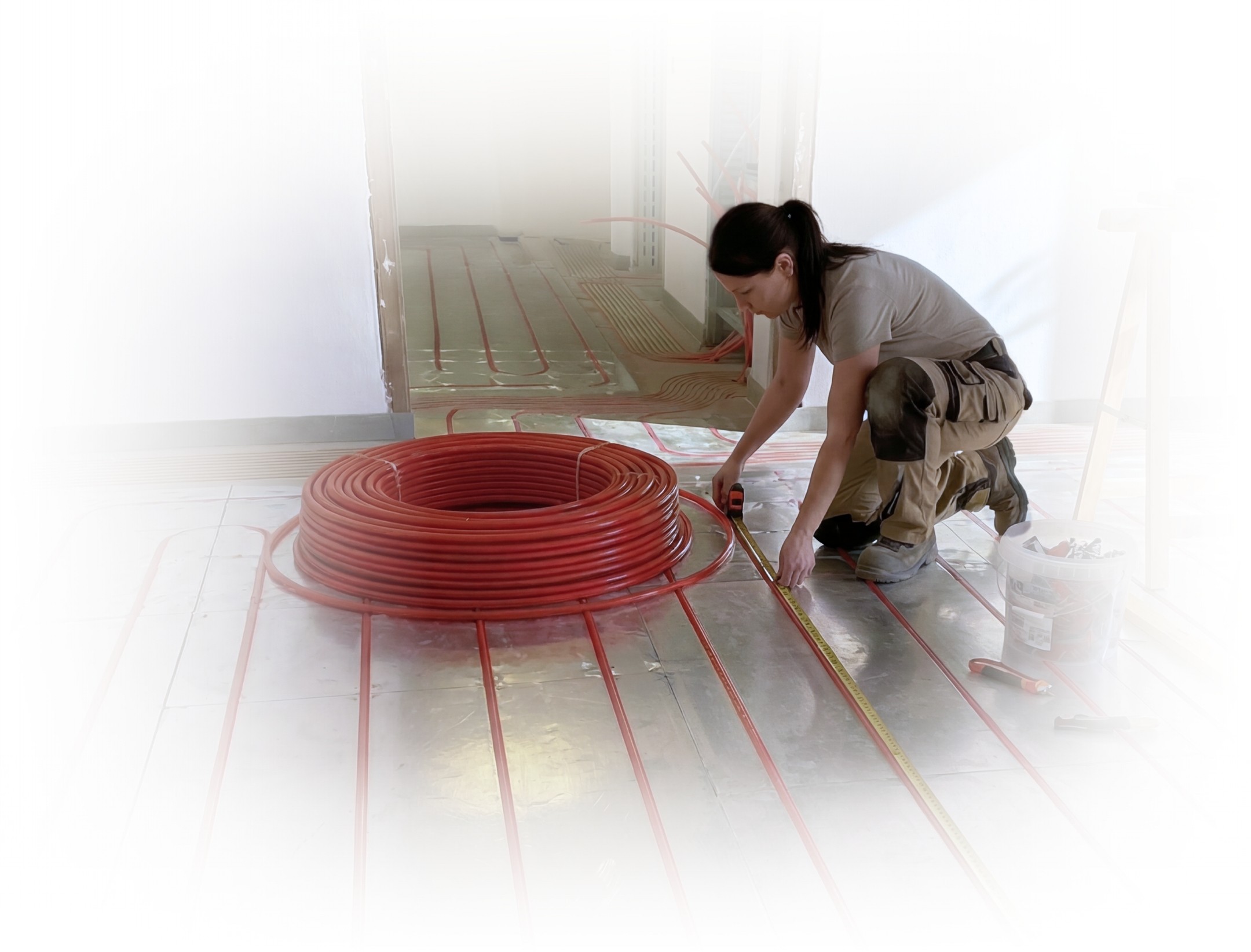 Header Bild für mobile Version mit einem Baby und einer Auflistung verschiedener Merkmale unserer Fußbodenheizung.