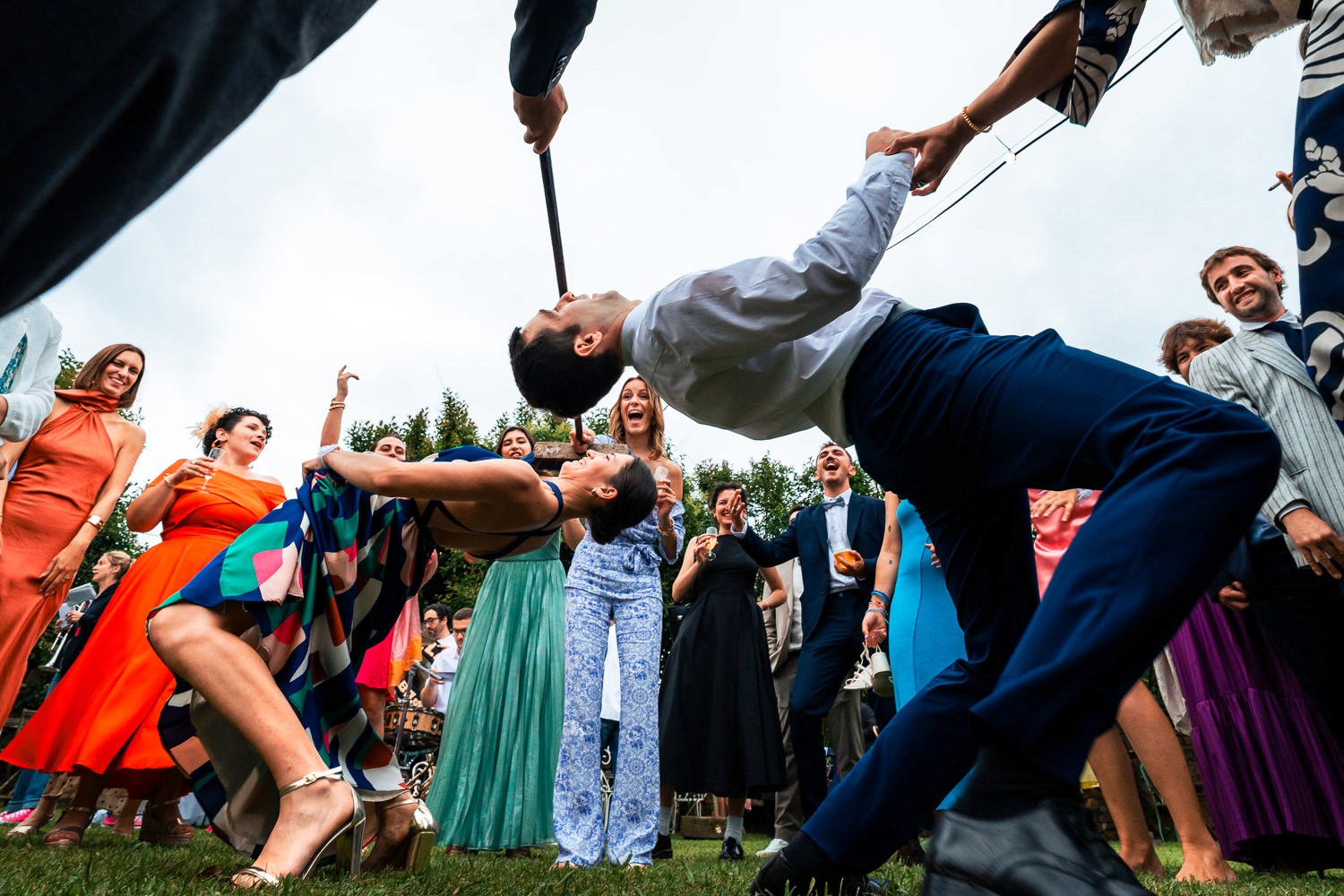 les invités des mariés font un limbo pendant le cocktail du mariage de gratiane et imanol à la ferme inharria a saint pee sur nivelle au pays basque