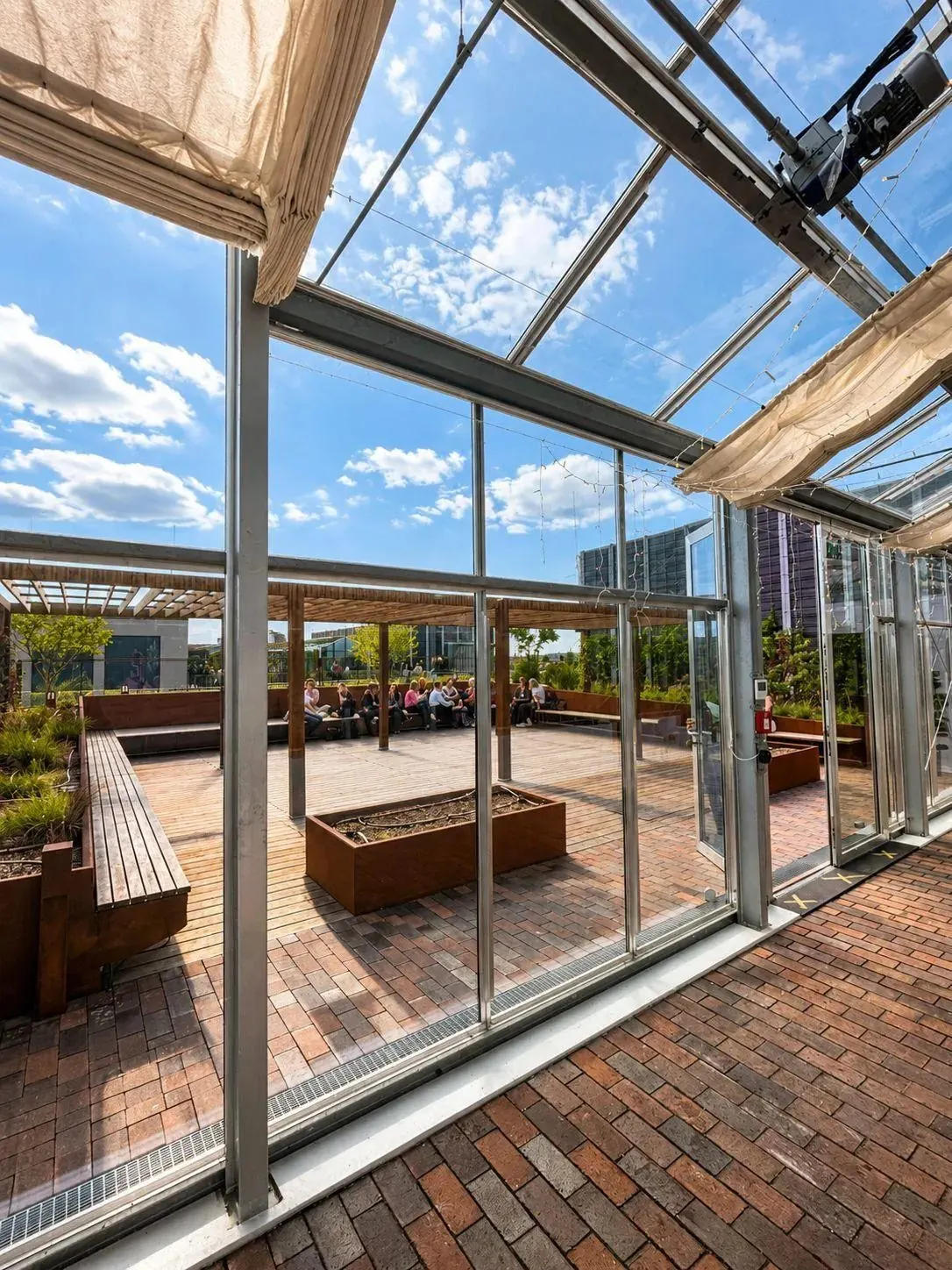 Blick aus dem gläsernen Pavillon auf die Sundowner-Terrasse