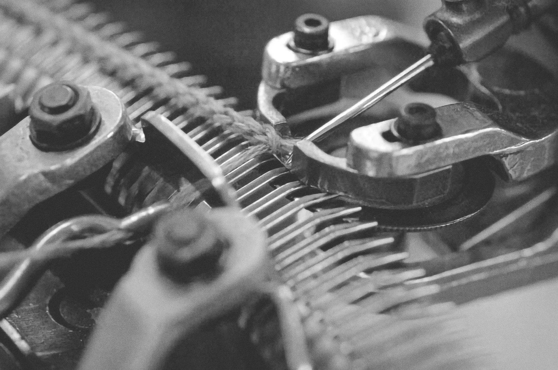 Close-up of knitting machine needles in motion – precision technology for Aida Barni cashmere knitwear.